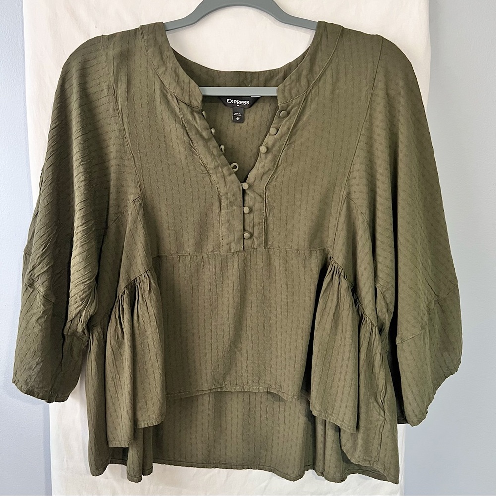 Express Casual Flowy Green Tunic Style Top in Women’s Size Medium